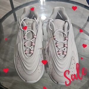 Womens ADIDAS Ozelia Size 8 Light Gray and Pink